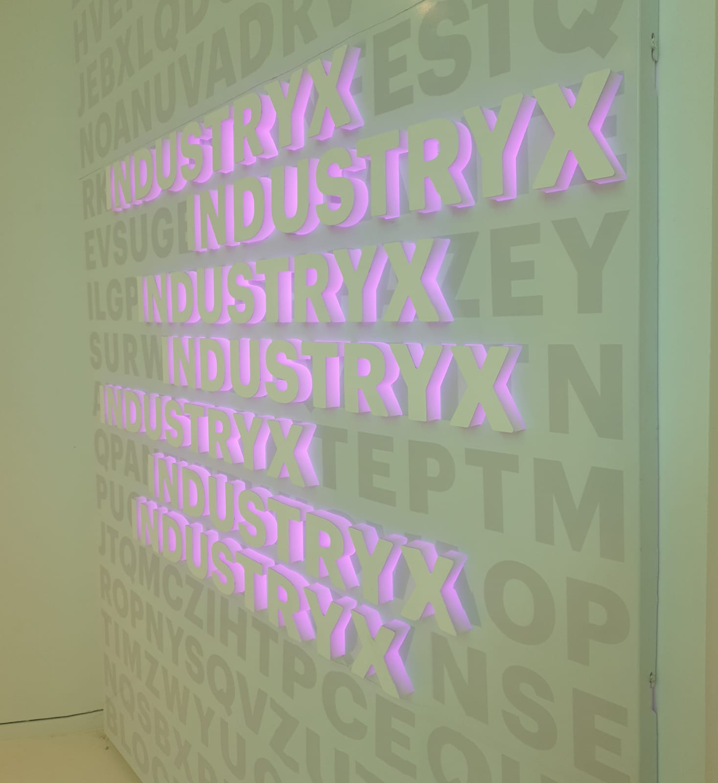 rotulo-de-aluminio-con-luz-letras-insertadas